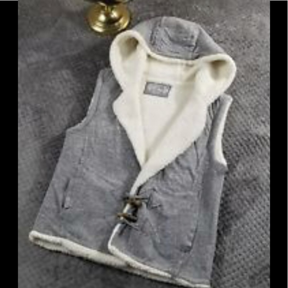 Girls MUDD fleece lined, bamboo button vest